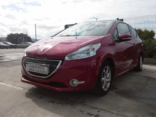 PEUGEOT_208_1.4D_5_speed_(2014)..jpg